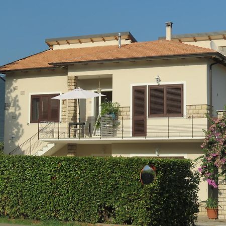 Casa Vacanze “Bouganville” Loc Avane Pisa Веккьяно Экстерьер фото